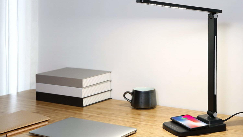 Lámpara Aukey Qi LED | $30 | Amazon | Usa el código AUKEYS05Foto: Amazon